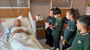 Diyarbakır'da minik öğrencilerin okuduğu hikayeler hastalara moral oluyor