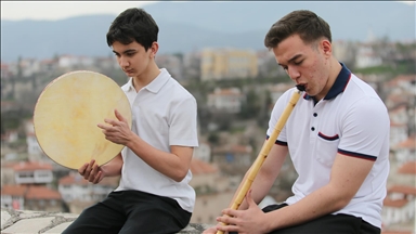 Lise öğrencileri geleneksel Türk müziğinin "gönüllü kültür elçisi" oldu