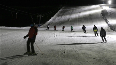 Bitlis'te ışıklandırılan tesiste gece kayağı keyfi