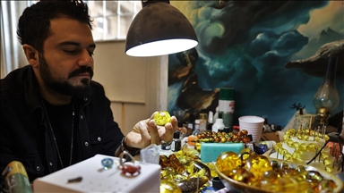 Mardinli "Sofi Usta" tespih tanelerinin içine sembol camileri işliyor