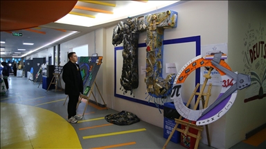 Adana'da öğrencilerin atık malzemelerden yaptıkları eserler sergilendi