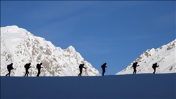 Tunceli'de kış tırmanışı yapan dağcılar 3 metrelik karda zorlu yolculuğa çıkıyor