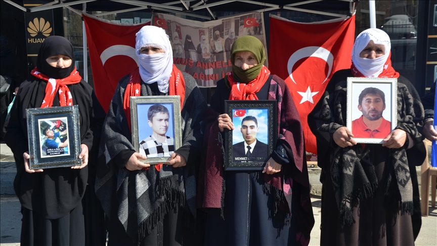 Li Mûşê malbatên ku dixwazin bigihêjin ewladên xwe çalakiya li ber avahiya DEM Partiyê domand