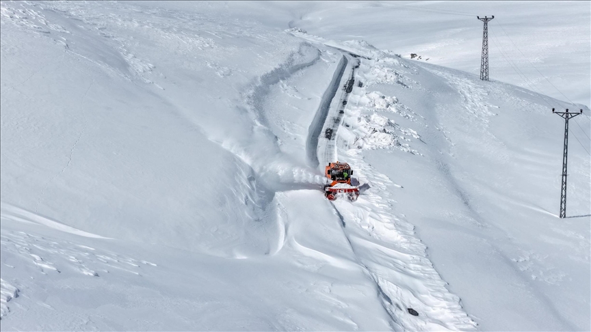 Li Wanê ekîb ji bo paqijkirina berfa bi qasî 2 metreyan stûr a li ser rêyan têdikoşin