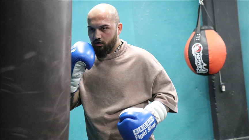 Trafik kazasında ağır yaralanan boksör azmiyle ringlere döndü