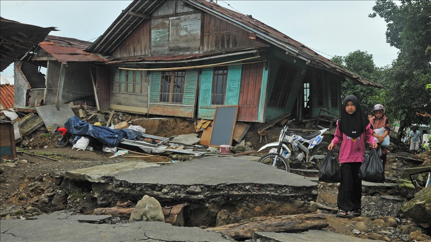 Search ends at massive garbage landslide site in Indonesia after all 7 bodies recovered