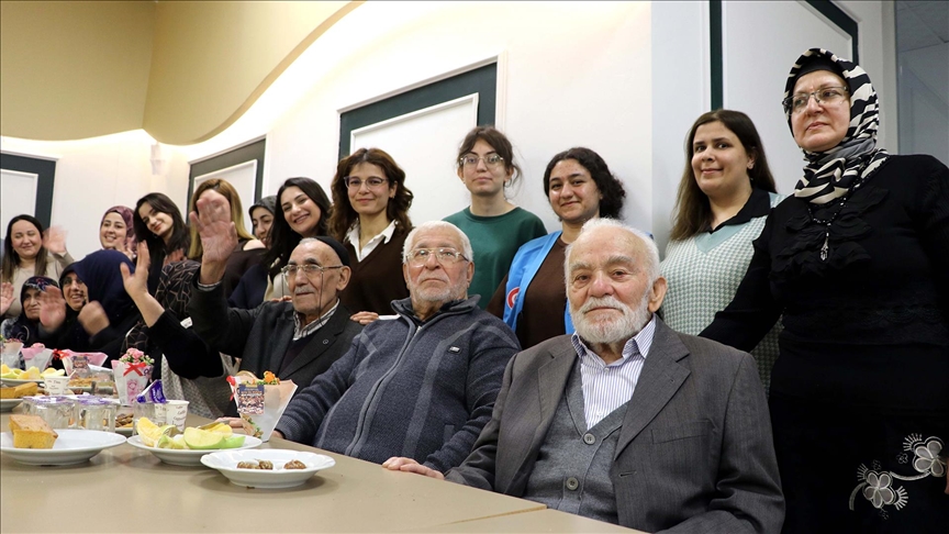 Elazığ'da kız öğrenciler huzurevi sakinleriyle iftarda ramazan coşkusunu yaşıyor