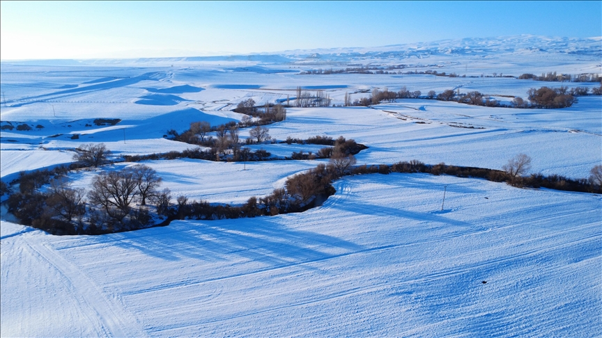 Kars'ta kıvrım kıvrım akan mendereslerin çevresi karla kaplandı