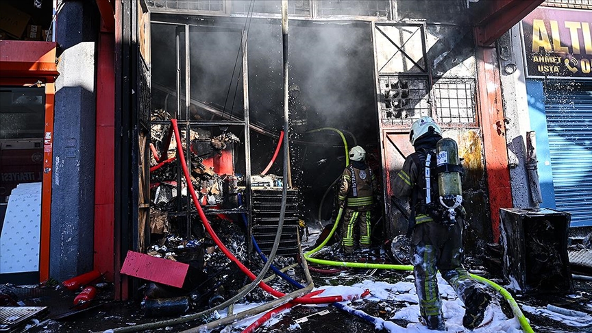 Zeytinburnu'nda iş yerinde çıkan yangın söndürüldü