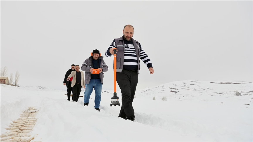 Kırsalda vatandaşlar susuz kalmasın diye kar kış dinlemiyorlar