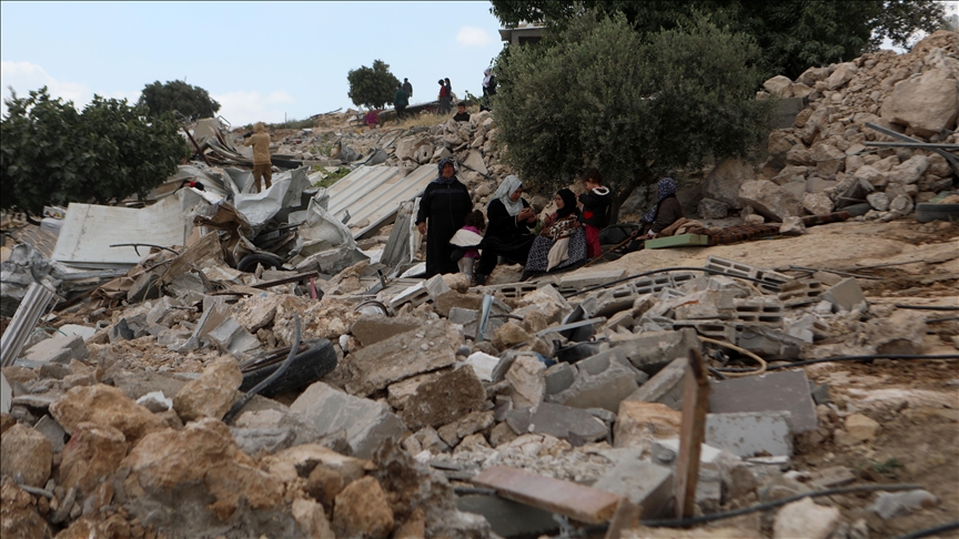 الضفة.. 30 عائلة محاصرة شرق طوباس ومستوطنون يحرقون مساكن في يرزا