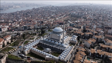 مسجد "مهرماه سلطان".. درة معمارية تعانق أعلى تلال إسطنبول 