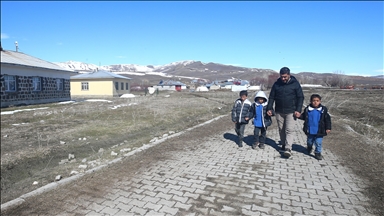 Hüseyin öğretmen, 3 öğrencisini geleceğe hazırlamak için mezranın yolunu tutuyor