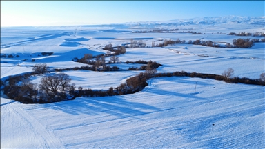 Kars'ta kıvrım kıvrım akan mendereslerin çevresi karla kaplandı