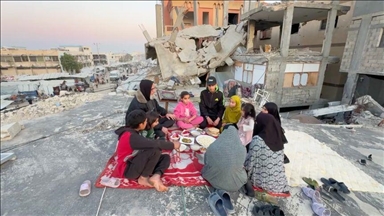 Iftar palestinske porodice na ruševinama uništene kuće u Khan Younisu