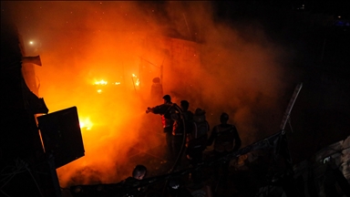 Shpërthen zjarr në tendat e palestinezëve të zhvendosur pas një sulmi izraelit në Gaza