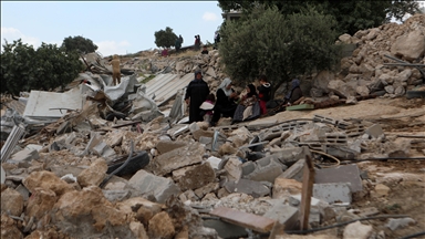 الضفة.. 30 عائلة محاصرة شرق طوباس ومستوطنون يحرقون مساكن في يرزا