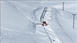Li Wanê ekîb ji bo paqijkirina berfa bi qasî 2 metreyan stûr a li ser rêyan têdikoşin