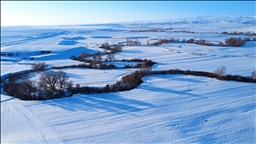 Kars'ta kıvrım kıvrım akan mendereslerin çevresi karla kaplandı