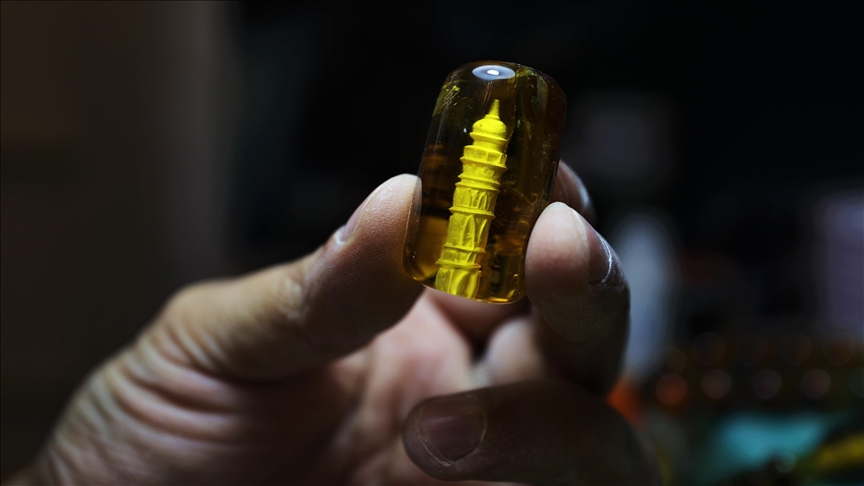 Турски уметник ги претвора монистата од бројаниците во минијатурни ремек-дела