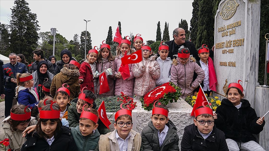 Milli şair Mehmet Akif Ersoy, İstanbul'da kabri başında anıldı