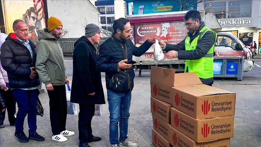 Ümraniye'de iftar saatinde yolda kalanlara iftariyelik desteği