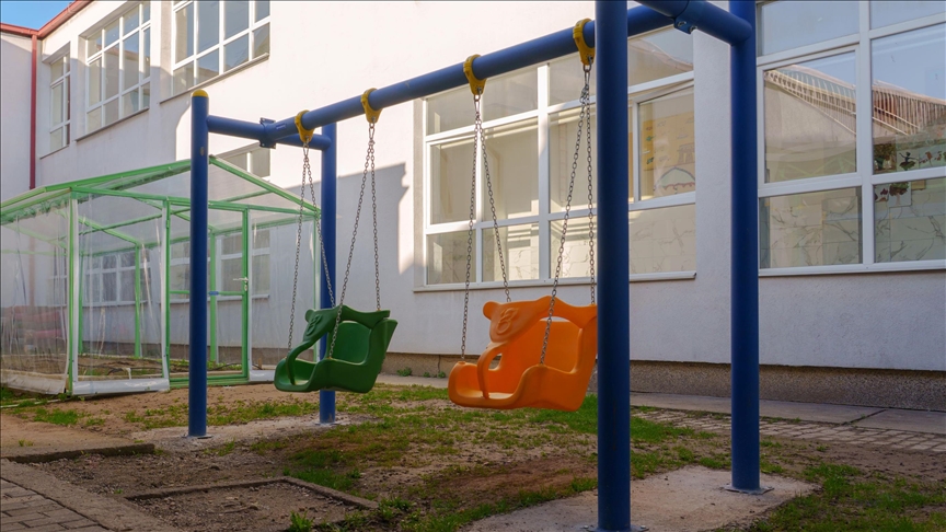 ООУ „Имри Елези“ во Скопје доби уреден училиштен двор, инклузивна опрема и училница на отворено со донација од Халкбанк