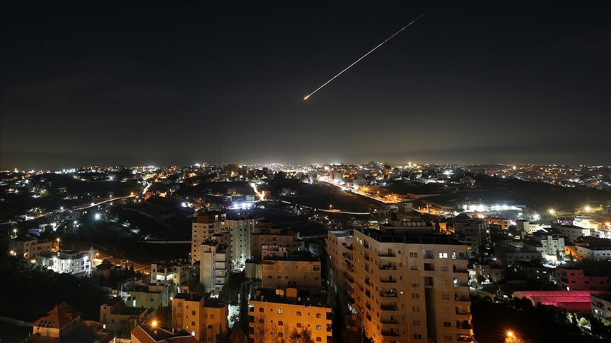 Netanyahu'nun basın toplantısı sırasında İran'dan atılan füzeler nedeniyle İsrail'de sirenler çaldı