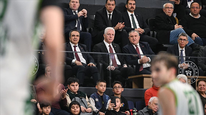 Gençlik ve Spor Bakanı Bak, Okul Sporları Basketbol Gençler Türkiye Birinciliği finallerini izledi