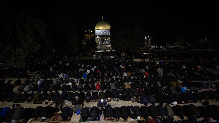İsrail ordusu Kudüs'te teravih namazı kılan Filistinlilere saldırdı