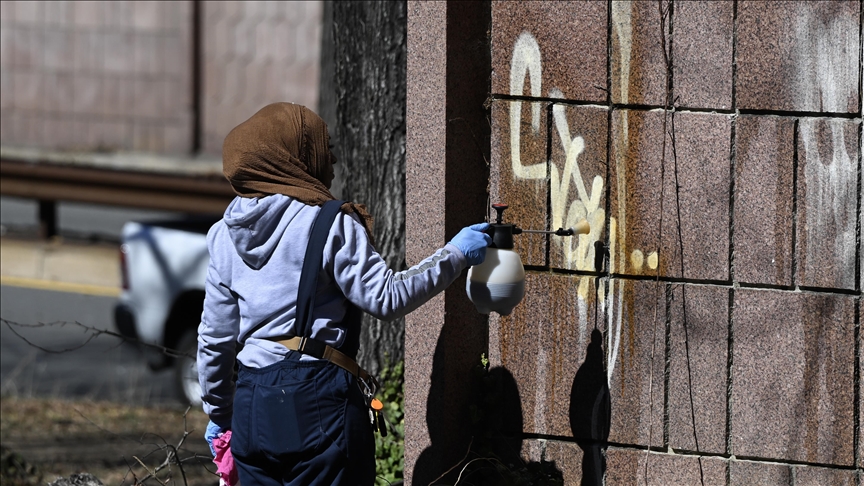 US jobless claims decline