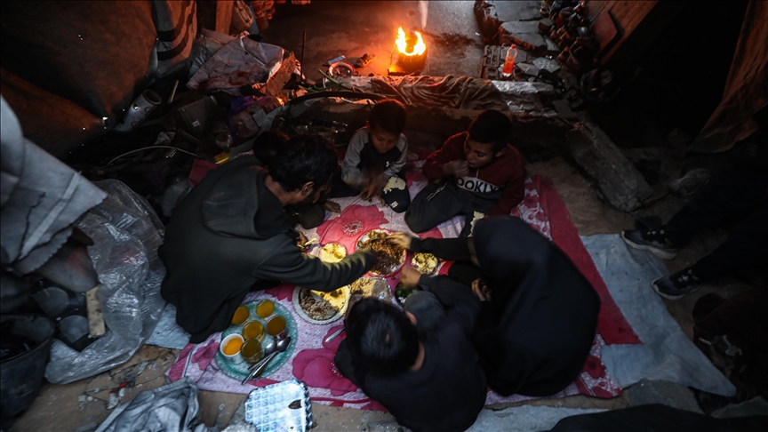 Палестинско семејство го дочекува ифтарот на урнатините од својот дом во Газа