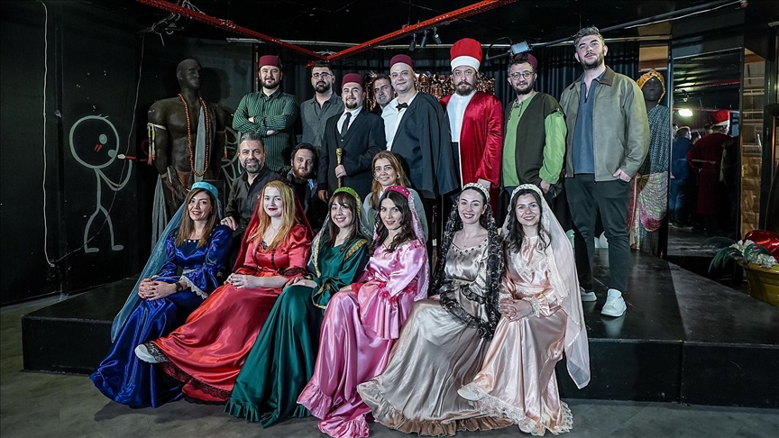 Farklı meslek gruplarından kişilerin oluşturduğu tiyatro topluluğu "kapalı gişe" oynuyor