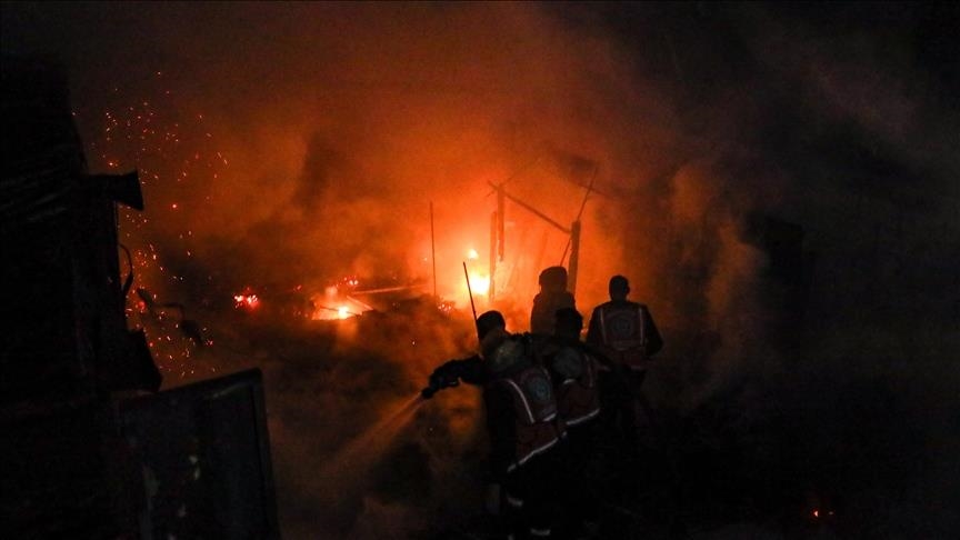 Израелски напад предизвика пожар во камп за раселени лица во Газа, изгореа шатори