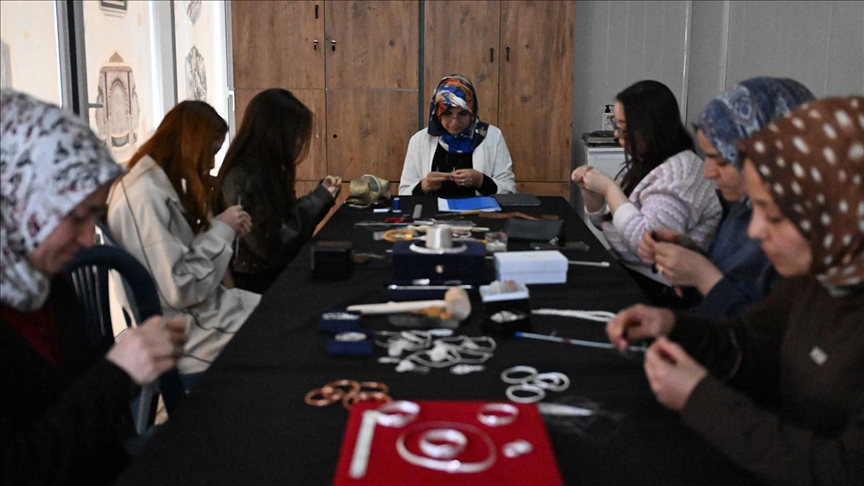 Kahramanmaraş'ta kursiyer kadınlar hem öğreniyor hem aile bütçesine katkı sağlıyor