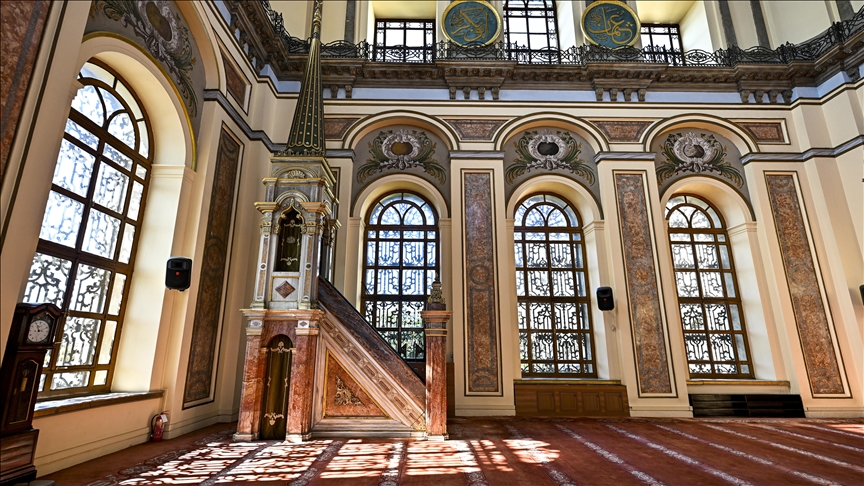 Džamija Dolmabahce na Bosforu: Kasna carska osmanska džamija s jakim zapadnim utjecajima