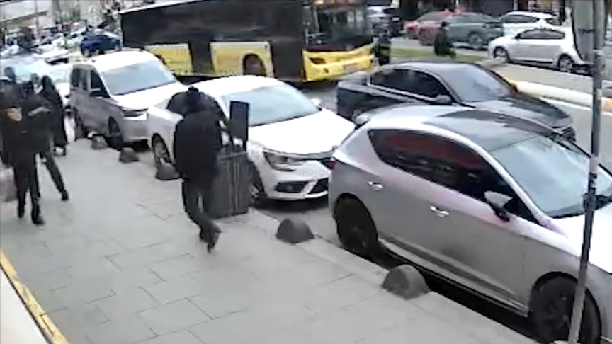 Sultanbeyli'de İETT otobüsünün çarptığı yaya ağır yaralandı