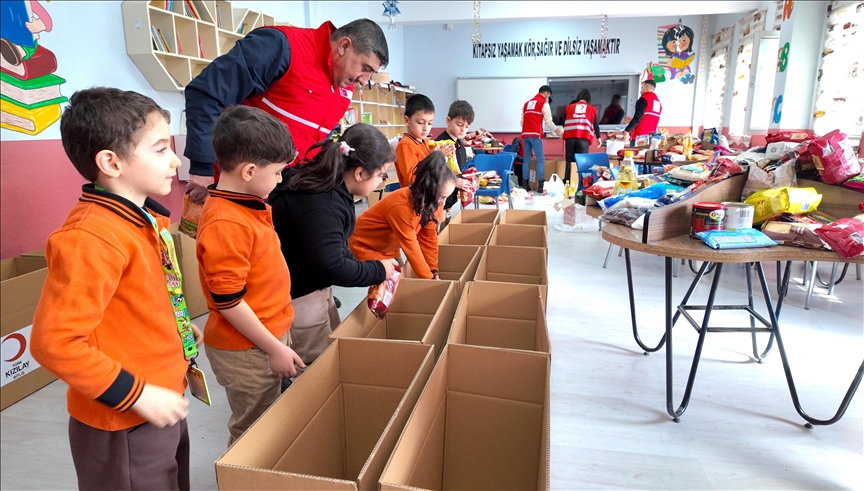 Hakkari ve Bitlis'te öğrenciler ramazan kolileri hazırlayarak dayanışma ruhunu pekiştiriyor
