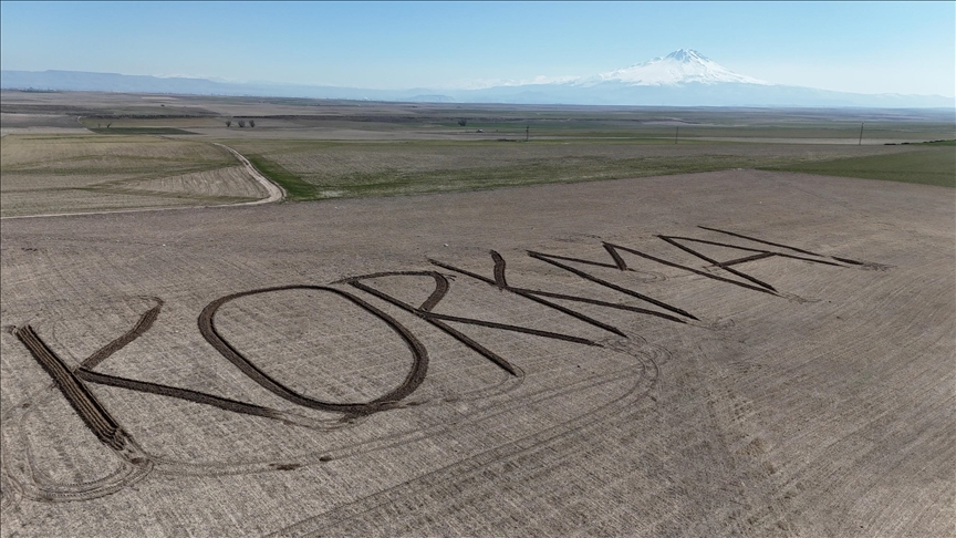 Aksaraylı çiftçi tarlasına traktörle "Korkma" yazdı