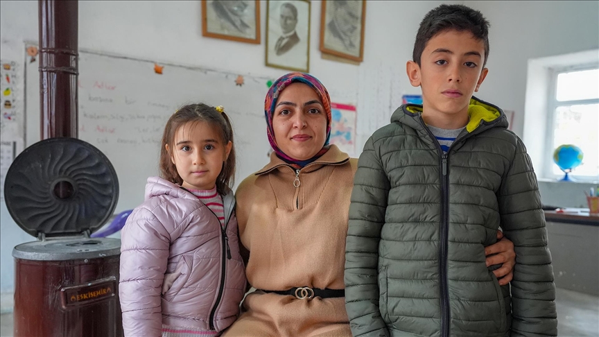 Havagül öğretmen ilk atandığı Diyarbakır'da iki öğrencisini geleceğe hazırlıyor