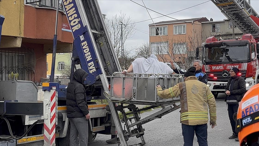 İstanbul'da 240 kiloluk obezite hastası, evinin 7. katından vinçle indirilerek hastaneye götürüldü