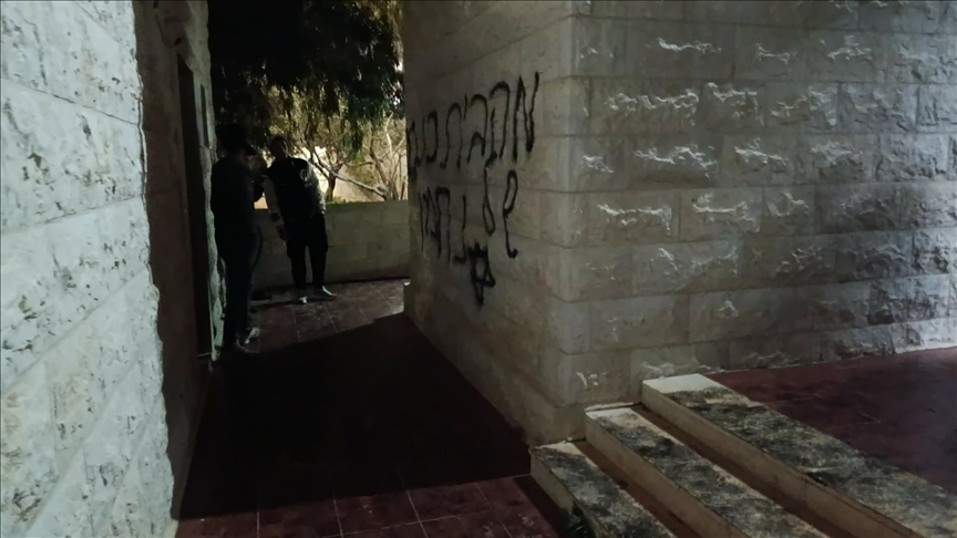 مستوطنون إسرائيليون يحرقون مدخل مسجد جنوبي نابلس 