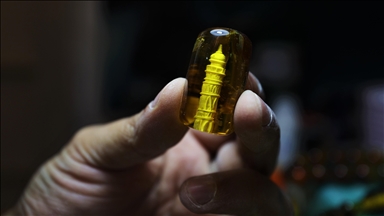 Турски уметник ги претвора монистата од бројаниците во минијатурни ремек-дела