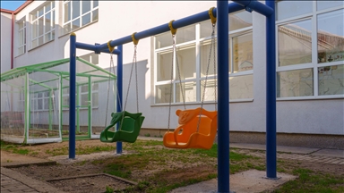 ООУ „Имри Елези“ во Скопје доби уреден училиштен двор, инклузивна опрема и училница на отворено со донација од Халкбанк