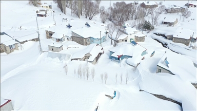 Baharda ev ve ahırların kara gömüldüğü Ağrı'nın köylerinde yaşam zorlu geçiyor