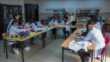 Diyarbakır'da eskiyen çeyizlik ürünler "sıfır atık" temasıyla çantaya dönüştürülüyor