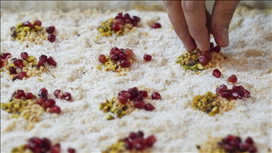 Hurma bu kez ramazanın vazgeçilmezi güllacı tatlandırdı