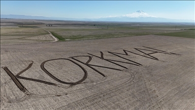 Aksaraylı çiftçi tarlasına traktörle "Korkma" yazdı