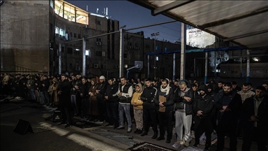 İsrail'in Mescid-i Aksa'yı kapatmasının ardından Filistinliler Harem-i Şerif yakınlarında teravih kıldı