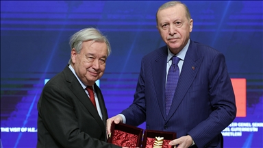 Le président turc remet le prix international pour la paix au secrétaire général de l'ONU